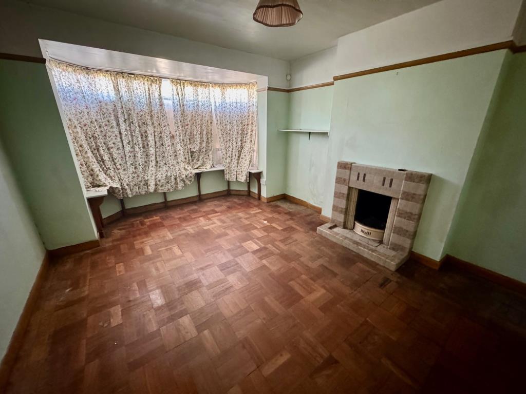 Lot: 8 - DETACHED FARMHOUSE FOR IMPROVEMENT - Living room
